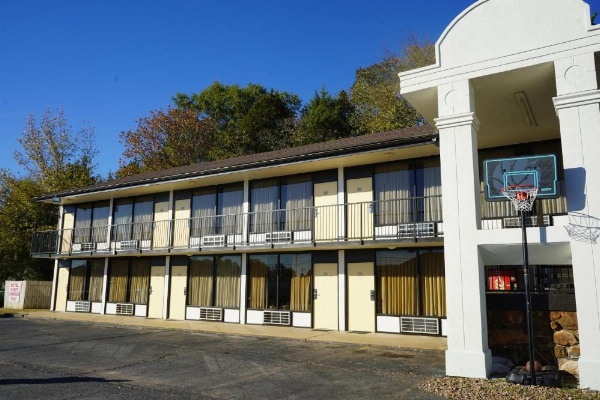 Sunset Inn Clarksville image 10