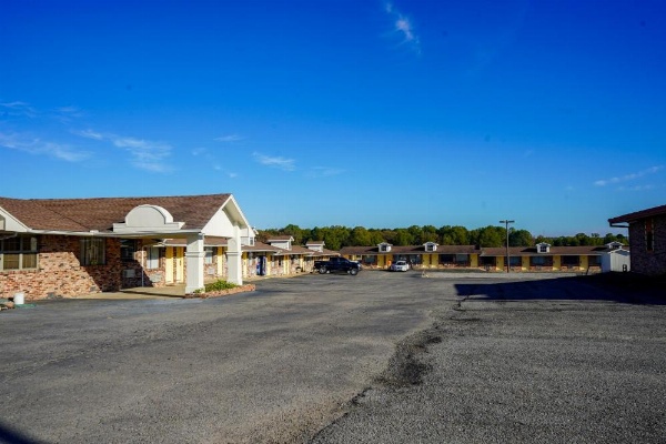 Sunset Inn Clarksville image 19