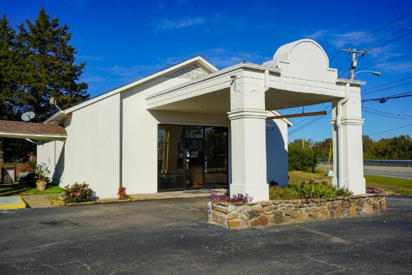 Sunset Inn Clarksville image 5